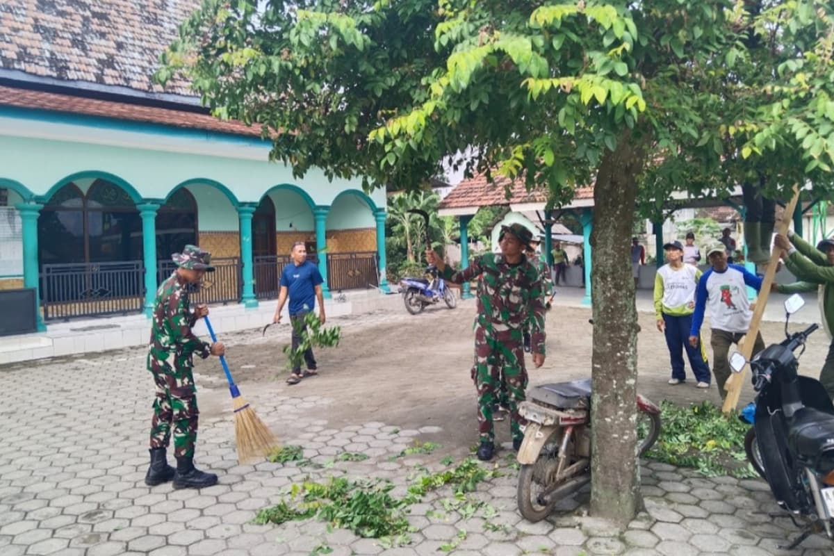 Sambut Ramadan, Satgas TMMD 127 Kodim 0809/Kediri Bersama Masyarakat Bersihkan Masjid