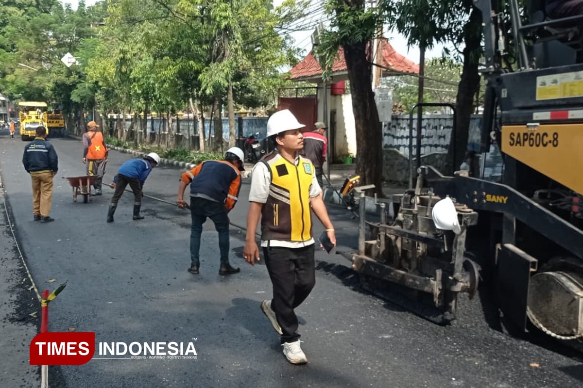 Jelang Lebaran, PUPR Kota Kediri Gelar Pengaspalan Jalan Hasanudin Hingga Imam Bonjol